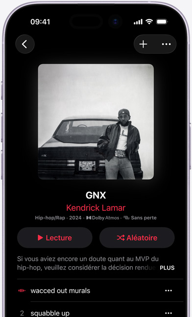 écran d’iPhone affichant la couverture de la liste de lecture Con?u pour l’audio spatial dans l’app Apple Music
