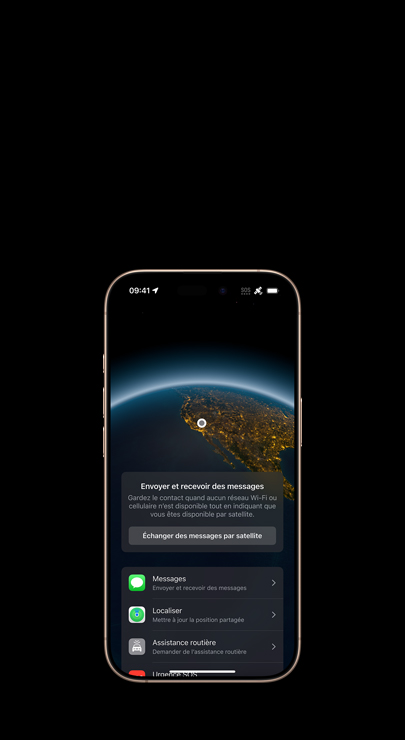 Un iPhone affichant une image satellite des états-Unis et une notification relative à l’envoi et à la réception de messages en l’absence d’un réseau Wi-Fi ou cellulaire, avec une liste de fonctionnalités : Messages, Localiser, Assistance routière et Urgence SOS