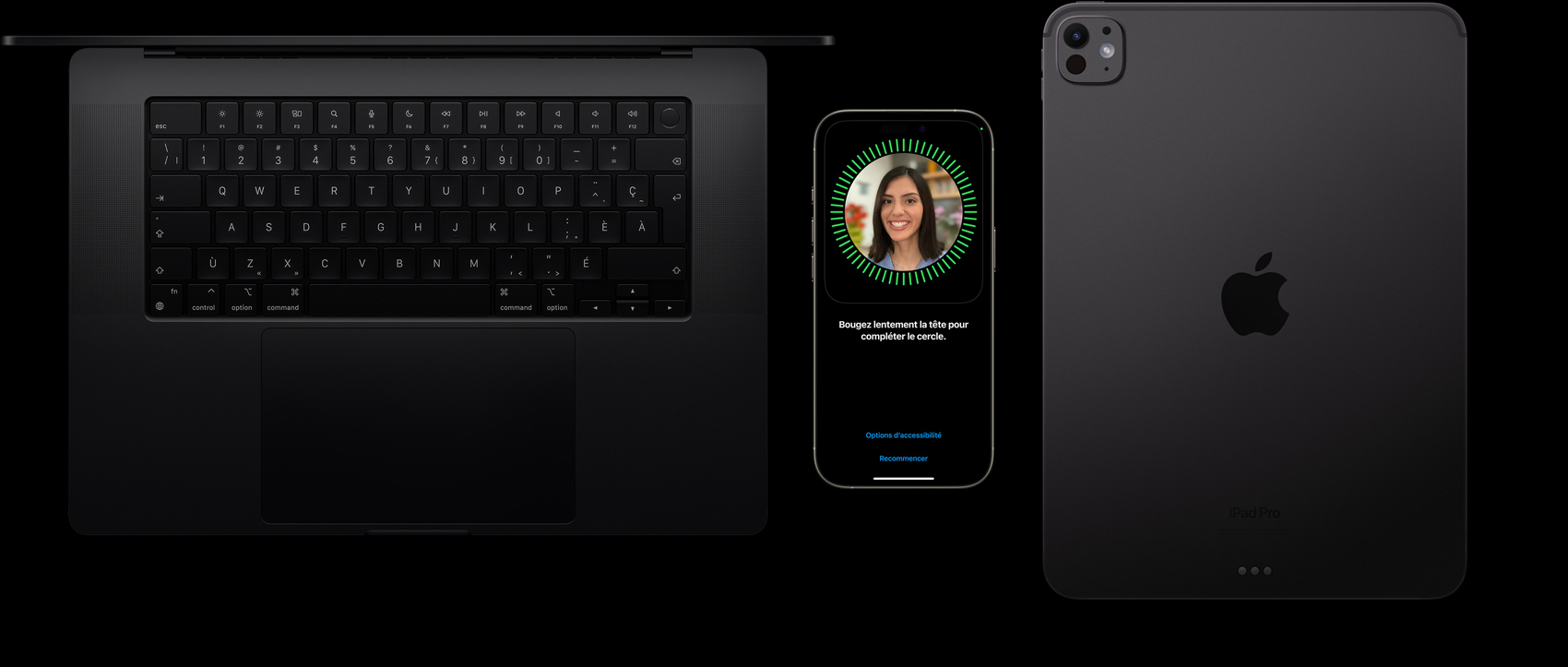 Un MacBook noir infini, un iPhone titane naturel et un iPad noir infini c?te à c?te; l’iPhone affiche l’écran de configuration de Face ID