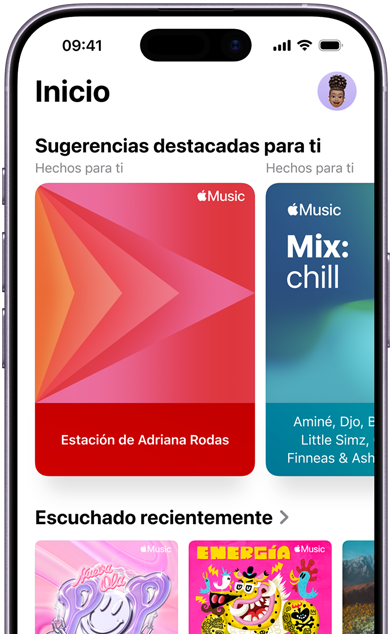 Se muestra la pantalla de la pesta?a Inicio de Apple Music en un iPhone, el carrusel de Sugerencias destacadas para ti muestra las estaciones y playlists personalizadas de Adriana Rodas