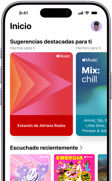 Se muestra la pantalla de la pesta?a Inicio de Apple Music en un iPhone, el carrusel de Sugerencias destacadas para ti muestra las estaciones y playlists personalizadas de Adriana Rodas