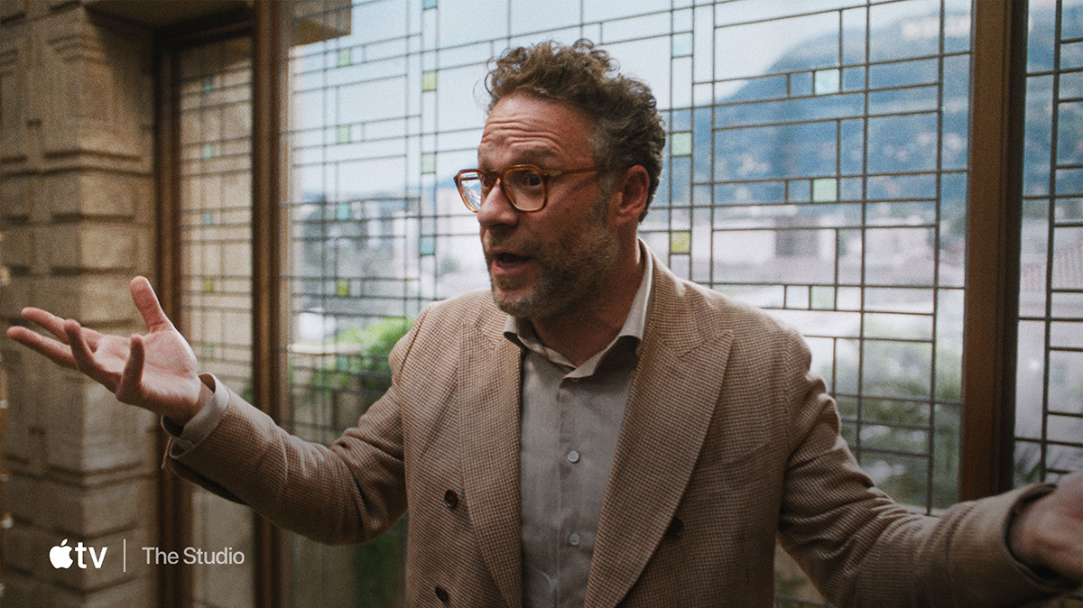 Televize s plochou obrazovkou ukazující video v?ech slu?eb Apple dostupnych na Apple TV.