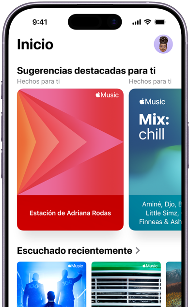 Se muestra la pantalla de la pesta?a Inicio de Apple Music en un iPhone, el carrusel de Sugerencias destacadas para ti muestra las estaciones y playlists personalizadas de Adriana Rodas