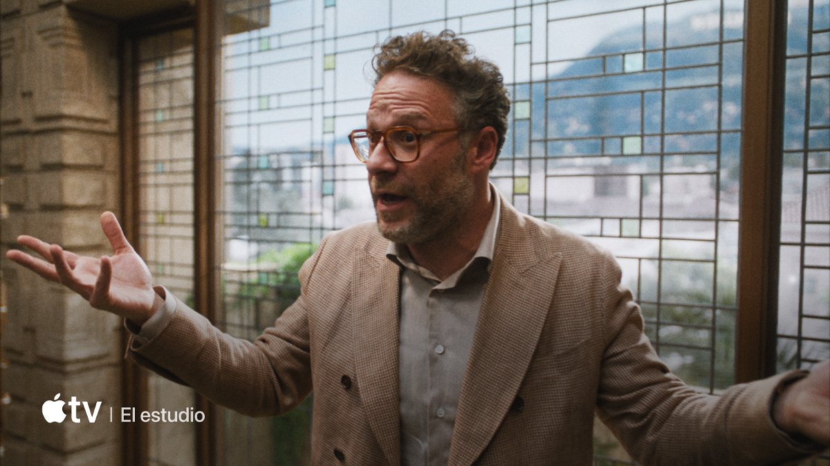 Un televisor de pantalla plana muestra un video con todos los servicios de Apple disponibles en el Apple TV