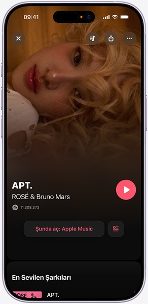 iPhone ekran?nda Shazam’?n tan?mlad???, ROSé ve Bruno Mars’?n “APT” ?ark?s? g?steriliyor