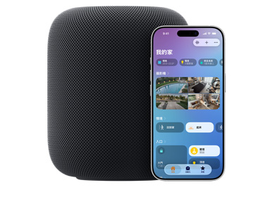 午夜色 HomePod，旁邊的 iPhone 螢?zāi)簧鲜?app 中的「我的家」使用者介面