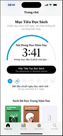 Màn hình iPhone hi?n th? giao di?n M?c Tiêu ??c trong ?ng d?ng Sách. M?t vòng ti?n trình ? phía trên. Bên d??i vòng ti?n trình là c?ng c? theo d?i chu?i thành tích ??c sách hàng tu?n. ? d??i cùng là m?c Sách ?? ??c N?m Nay, bao g?m m?t hàng hai quy?n sách, kèm m?t ? tr?ng cho quy?n th? ba